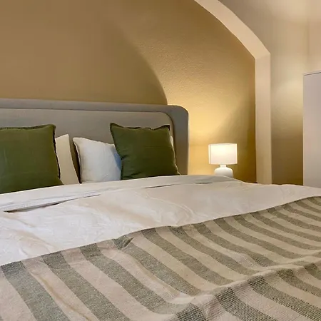 Grosszuegiges 1 Zimmer-apartment Mit Badewanne アパート ピルナ