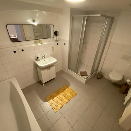 Grosszuegiges 1 Zimmer-apartment Mit Badewanne ピルナ