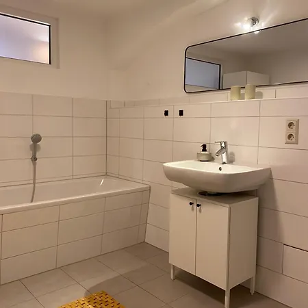 Grosszuegiges 1 Zimmer-apartment Mit Badewanne アパート ピルナ